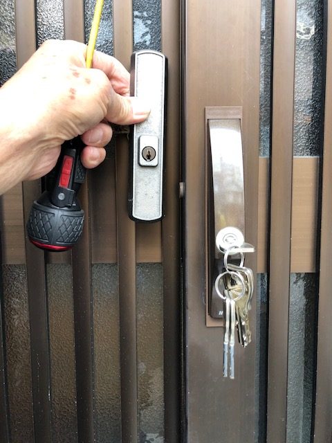 以前に取り付けてあった錠前と比べて見ました