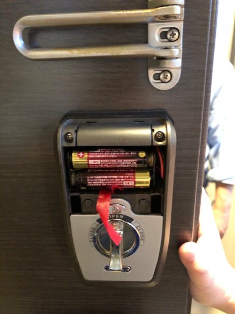 電池は新しいのが入ってましたが、設定ボタンが赤色になっていたのが、開かなかった原因でした