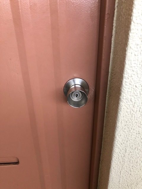 旧タイプの錠前が付いている部屋も有ります。 かなり年数経っています