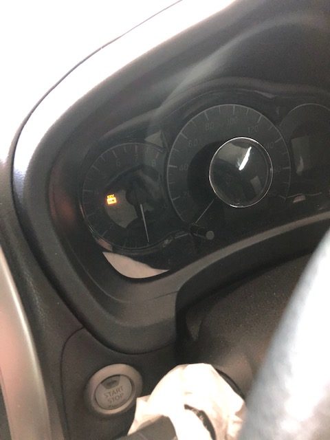 エンジンのボタンを押すと違うランプが点灯しました。