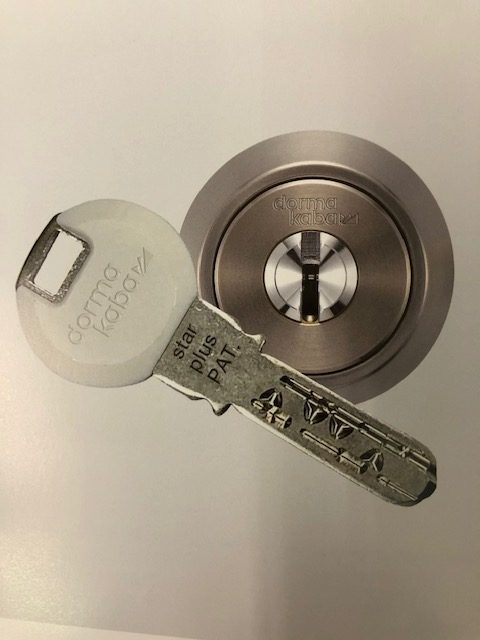 カバスタープラス 8137シリンダー 白いプラスチックケースに子カギ5本入っています。