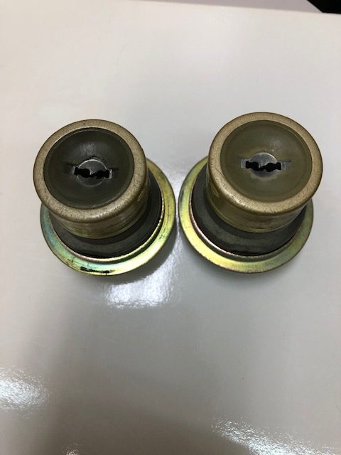2個とも折れたカギが入っています