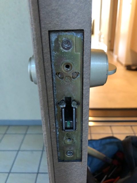 シリンダーは扉の側面フロント外してピンを2本抜けば外れます