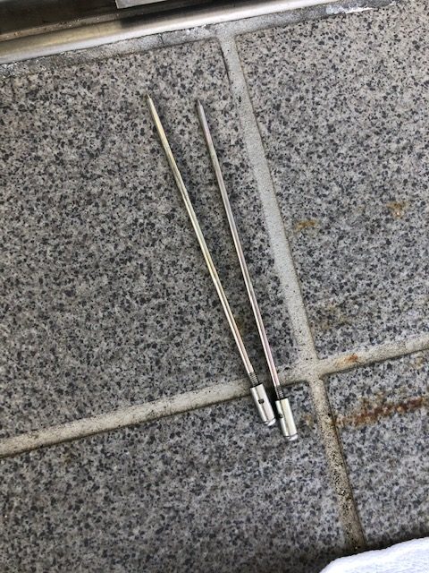 長いネジが2本