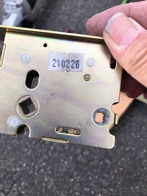 今の錠ケース カムの穴が違います