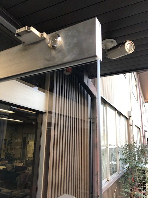 上側のシリンダー 内側です。