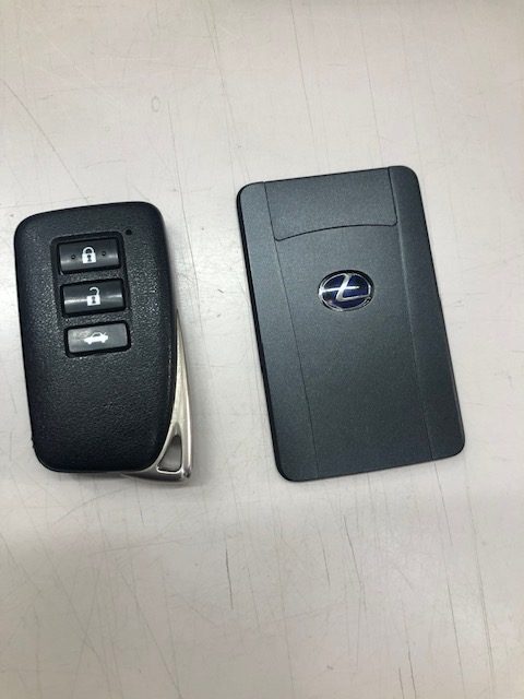 右が追加のカードキーです。(ハイブリッド車ですので、トヨタマークが青くなっています)