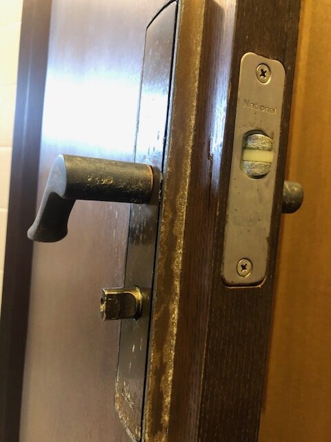 レバーが垂れ下がって怖い