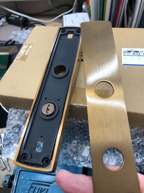 内側サムターンを押さえてスライドで面板が外れます。
