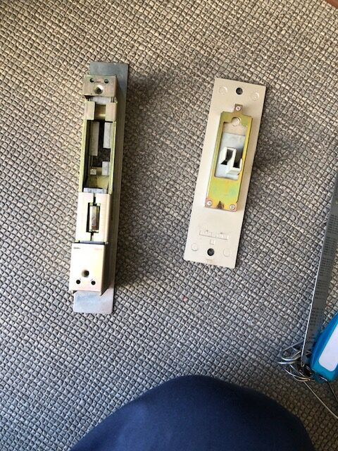 壊れて勝手に閉まってしまう