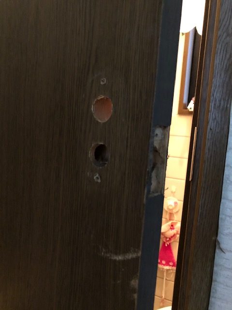 トイレ錠を外してます