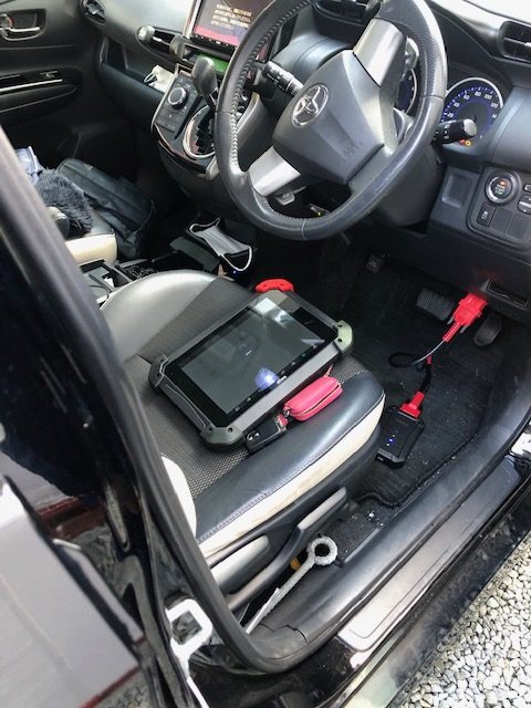 車にアクセスして登録中
